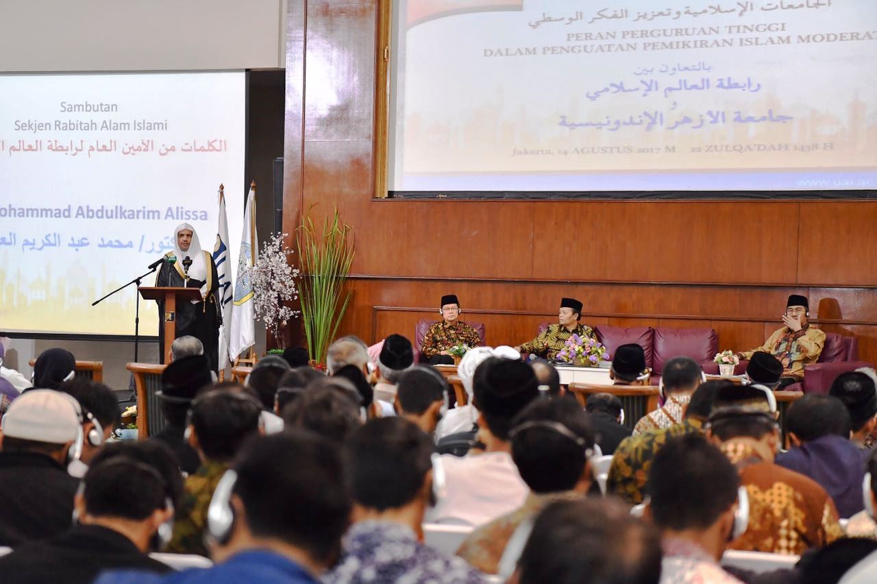 خلال المؤتمر الدولي للجامعات الإسلامية وتعزيز الفكر الوسطي في جاكرتا