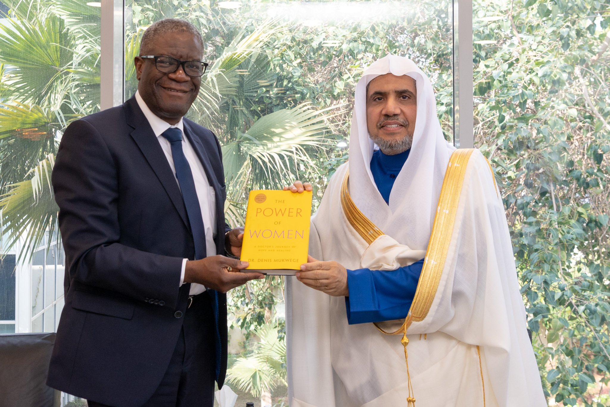 Aktivis internasional & peraih Nobel Perdamaian, Dr. Denis Mukwege memuji isi Piagam Makkah, dalam kunjungannya ke Sekjen LMD, Syekh Dr.Mhmd Alissa di kantornya di Riyadh. Dr. Mukwege menghadiahkan bukunya “The Power of Women: A Doctor's Journey of Hope & Healing” kepada beliau.