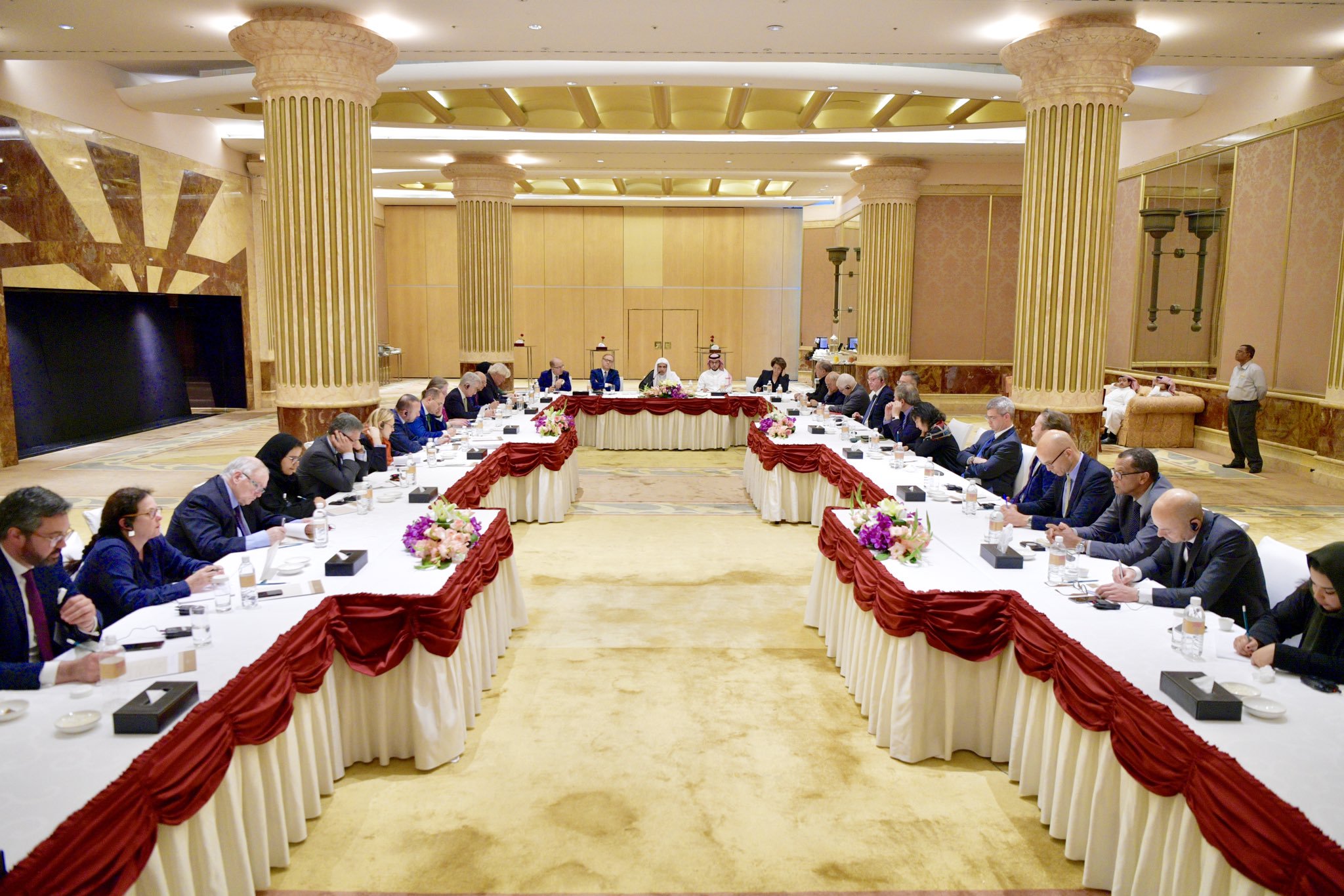 شیخ ڈاکٹر محمد العیسی نے ریاض میں وزراء اور اساتذہ پر مشتمل ایک اعلی فرانسیسی وفد سے ملاقات کی