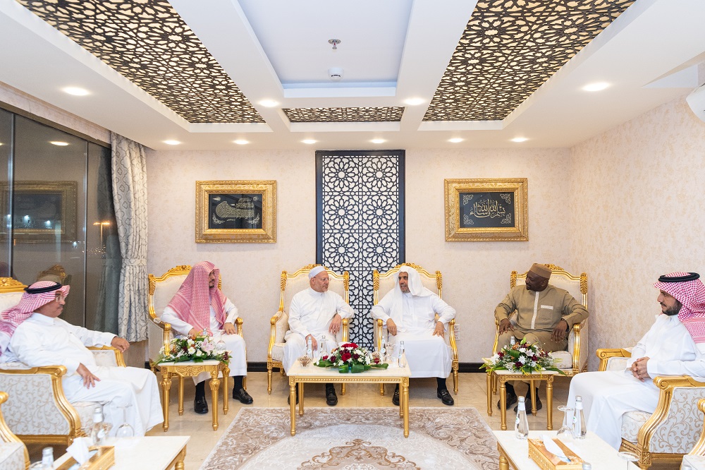  مقامات مقدسہ  میں  دنیا بھر سے حجاج کرام کی نئے سرے سے آمد پر مبارکباد اور امسال خطبۂ حج کے مندرجات کی ستائش رابطہ عالم اسلامی کے سیکرٹری جنرل  نے عالم اسلام کے نامور علمائے کرام ومفتیان عظام اور مذہبی رہنماؤں کا استقبال کیا