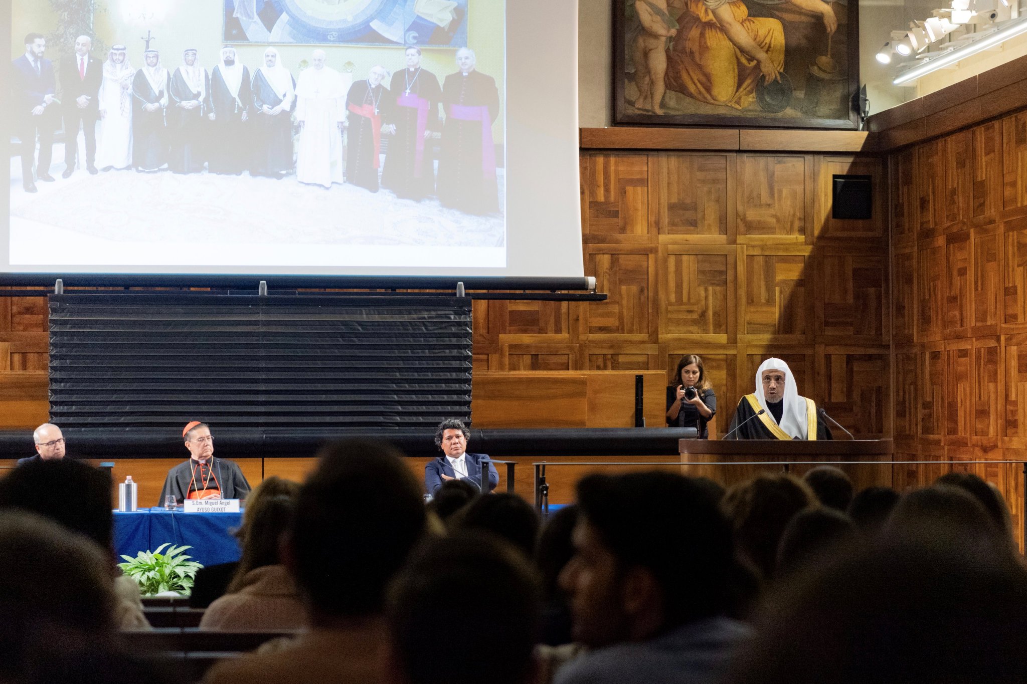 ڈاکٹر محمد العیسی کیتھولک یونیورسٹی سے خطاب کرتے ہوئے: