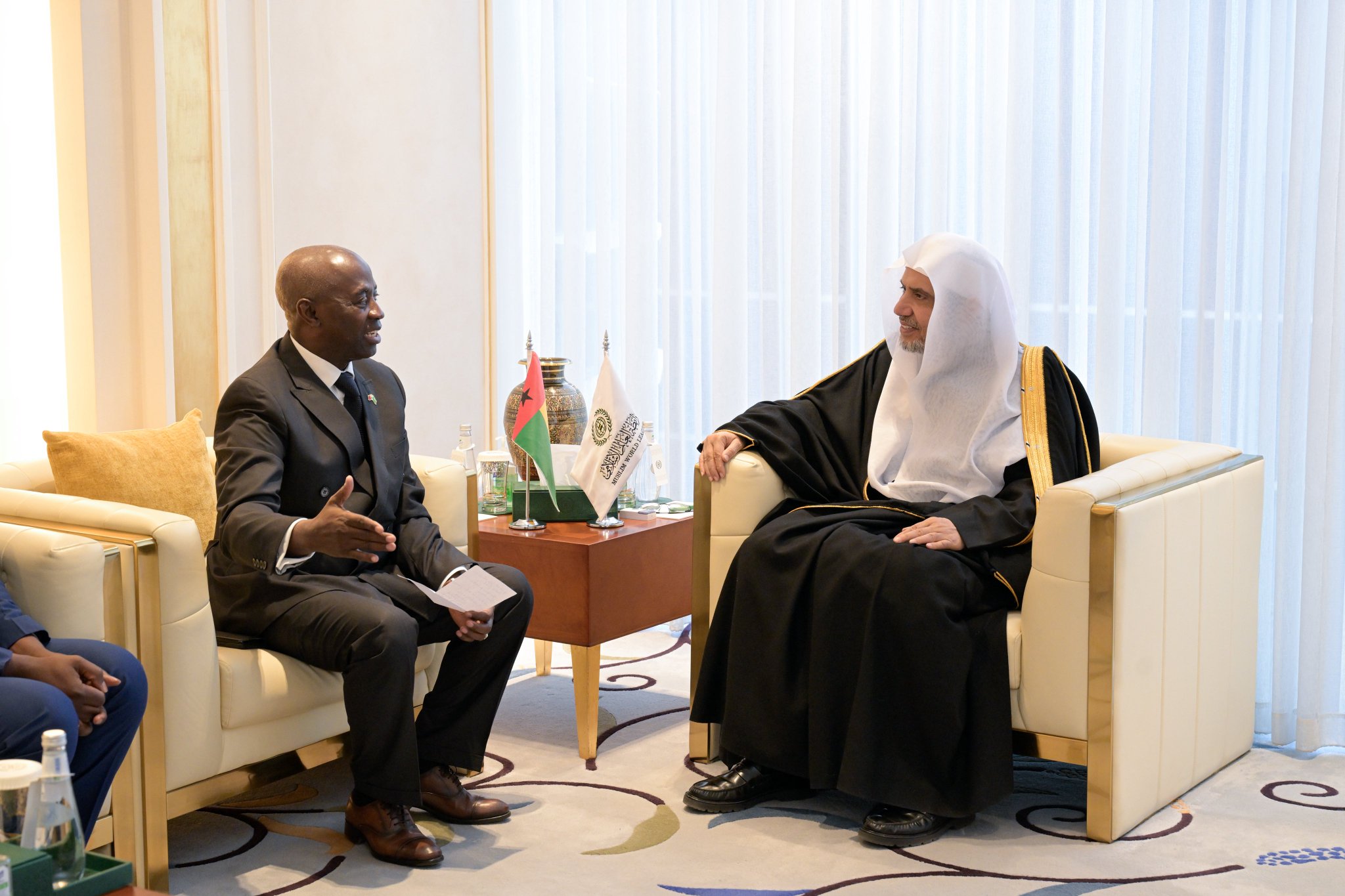 El Secretario General, el Sheij Mohammed Al-Issa recibió en Riad al Embajador extraordinario y plenipotenciario de la República de Guinea-Bisáu ante el Reino de Arabia Saudita, el Sr. Dino Seidi
