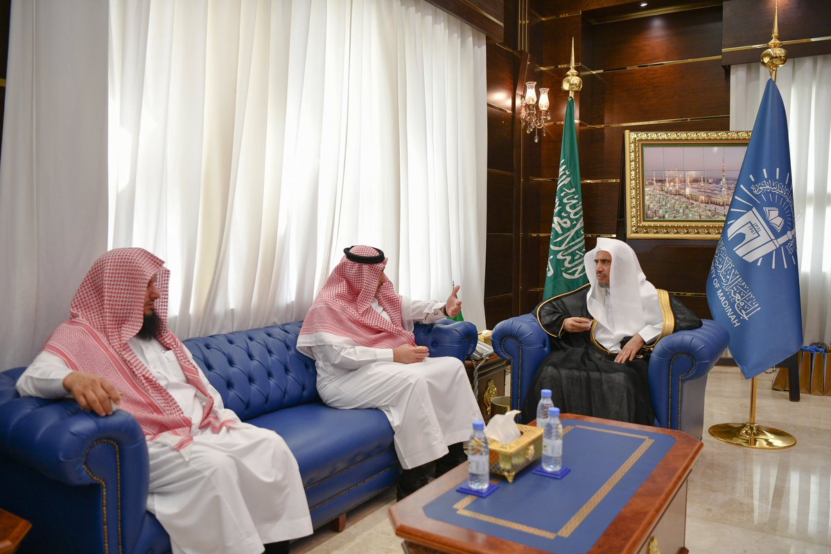 Le doyen de l’Université de Médine, le D. Hatem bin Hassan Elmarzouqui recevant le Secrétaire Général de la Ligue, le D. Mohamed bin Abdelkareem Al-Issa.