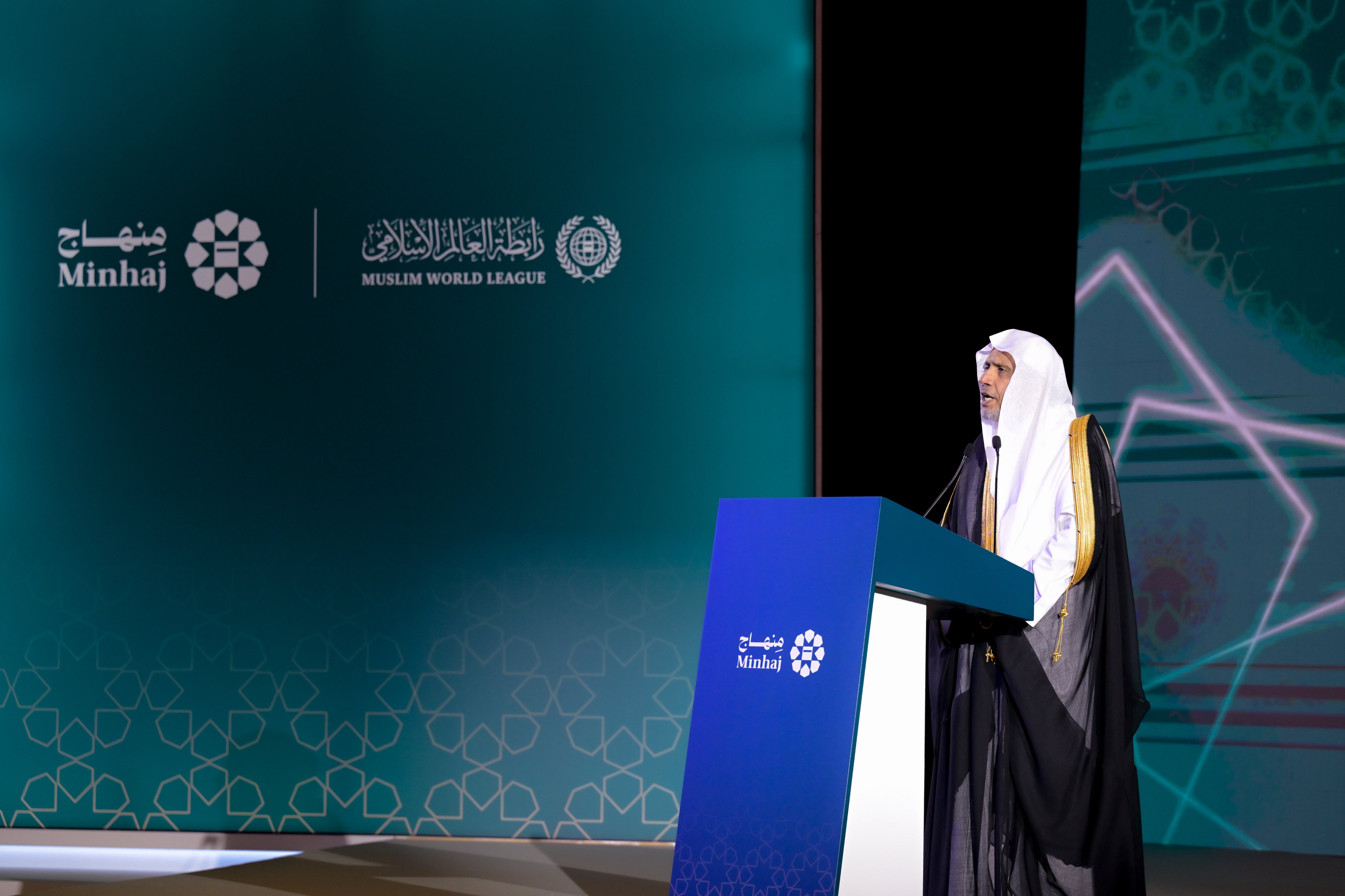 هُنا، حيث فُتِحَتْ صفحةٌ جديدةٌ من الموثوقيّة الشرعيّة في الفضاء الرقمي الإسلامي؛ انطلاقةُ تطبيق "مِنهاج":