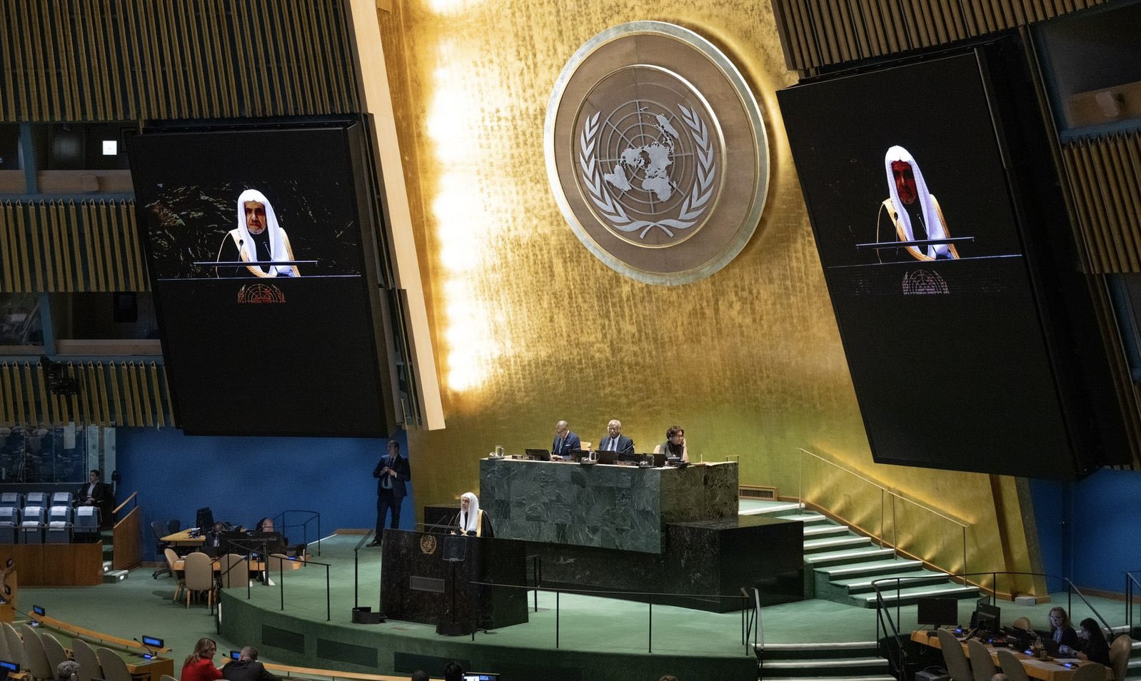 التعريف بالإسلام، وإبراز قِيَمِه السمحة، وترسيخ قيم الوسطية والاعتدال