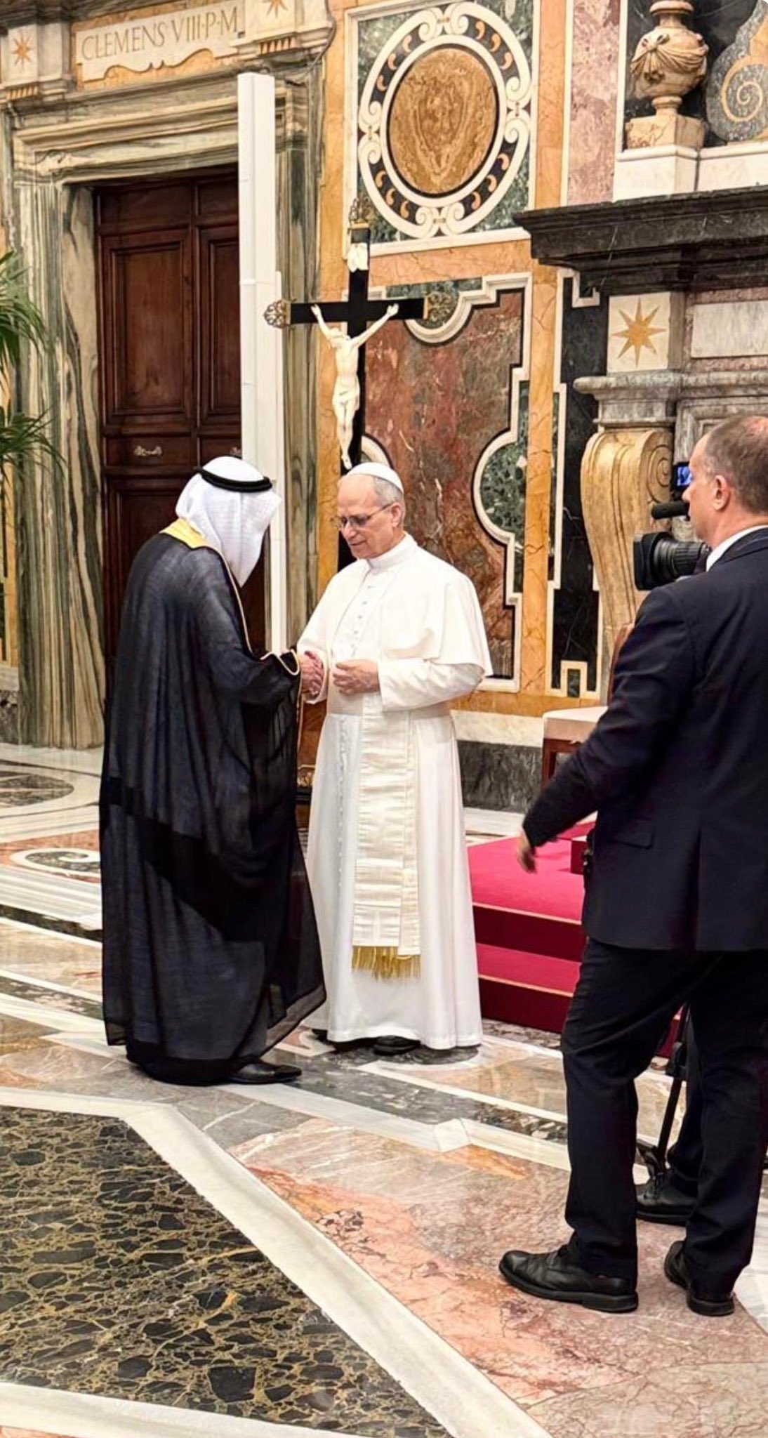 En nombre del Secretario  general, Sheij Mohammed Alissa  , el Dr. Abdulaziz Sarhan, asesor y enviado de coordinación de la Liga del Mundo Islámico ante el Vaticano, se reunió esta mañana con el Papa León XIV en la sede del Vaticano.