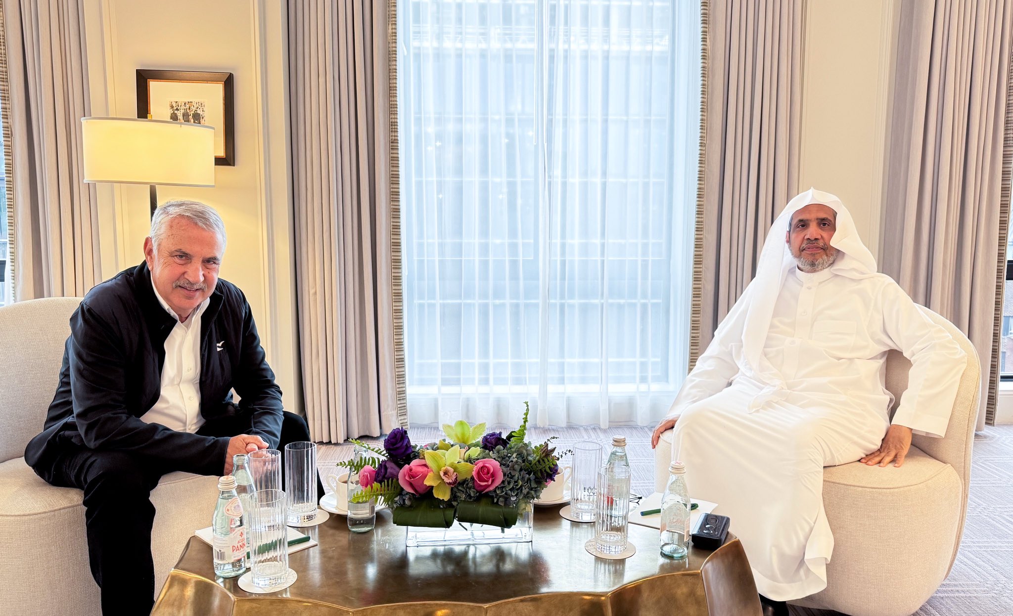 استقبل معالي الشيخ د.⁧‫محمد العيسى‬⁩ ⁦‬⁩، في مقرّ إقامته، الكاتبَ الأمريكي توماس فريدمان، كما استقبلَ في مقر إقامته -أيضًا- الرئيسَ التنفيذيّ لصحيفة واشنطن بوست، السيد ويليام لويس.