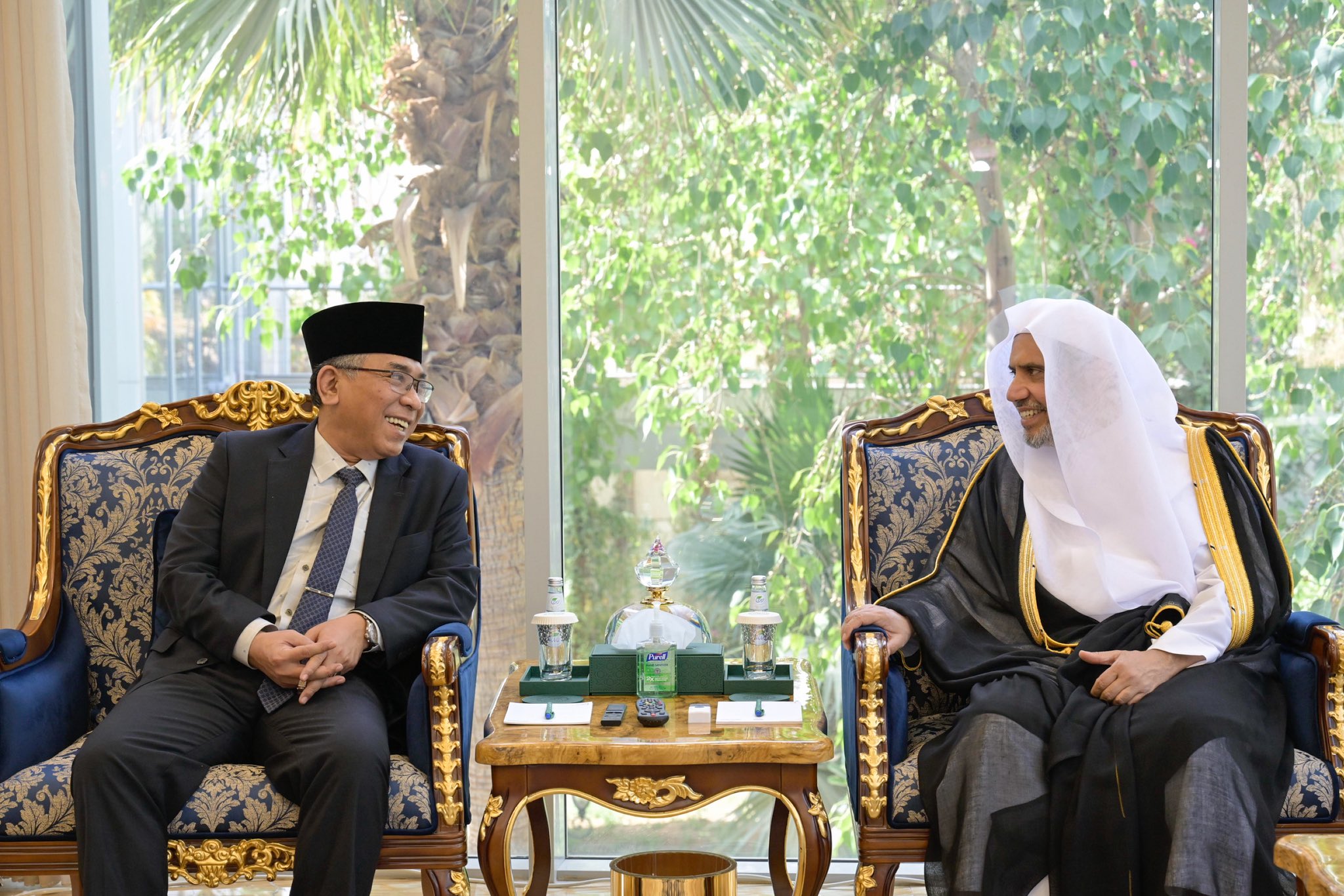 ‏استقبلَ معالي الأمين العام، رئيس هيئة علماء المسلمين، فضيلة الشيخ د.⁧‫محمد العيسى‬⁩‬⁩ في مكتبه ظُهر اليوم، فضيلة الشيخ د. يحيى خليل ثقوف، رئيسَ جمعية نهضة العلماء الإندونيسية