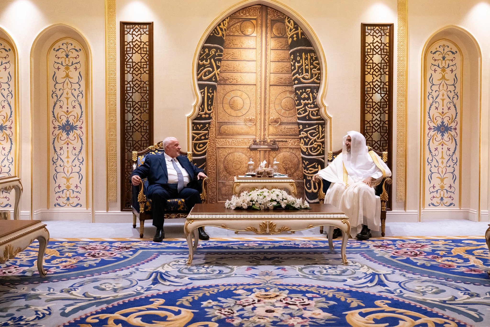 ‏استقبل معالي الأمين العام، رئيس هيئة علماء المسلمين، فضيلة الشيخ د.⁧‫محمد العيسى‬⁩ ⁦‬⁩، معالي وزير الأوقاف في الجمهورية العربية السورية الشيخ د. محمد أبو الخير شكري