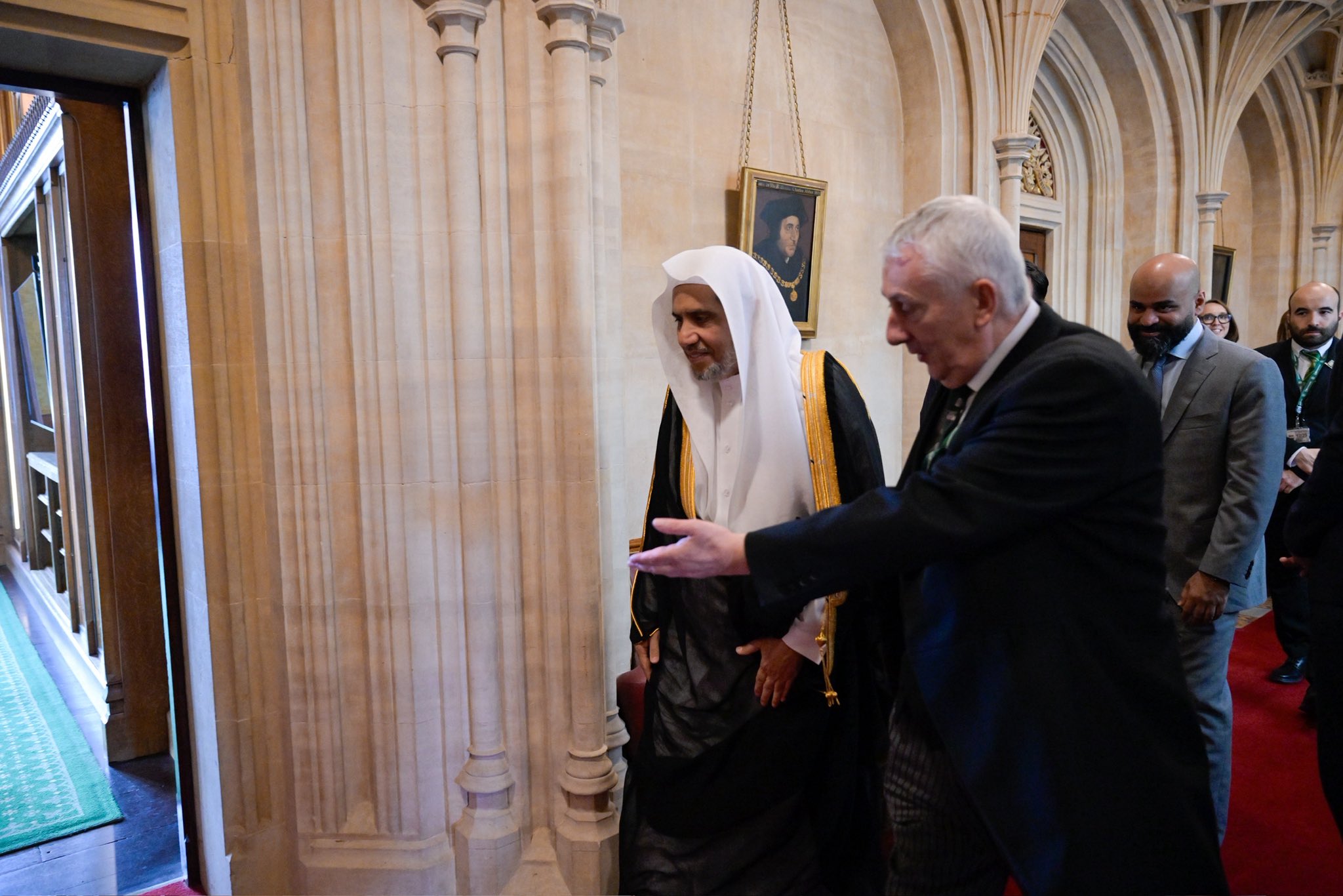 El Secretario General y Presidente de la Comisión de Ulemas, el Sheij Mohammed Al-Issa, se reunió con el Presidente de la Cámara de los comunes, Sir Lindsay Hoyle, en su despacho en Westminster, Londres.