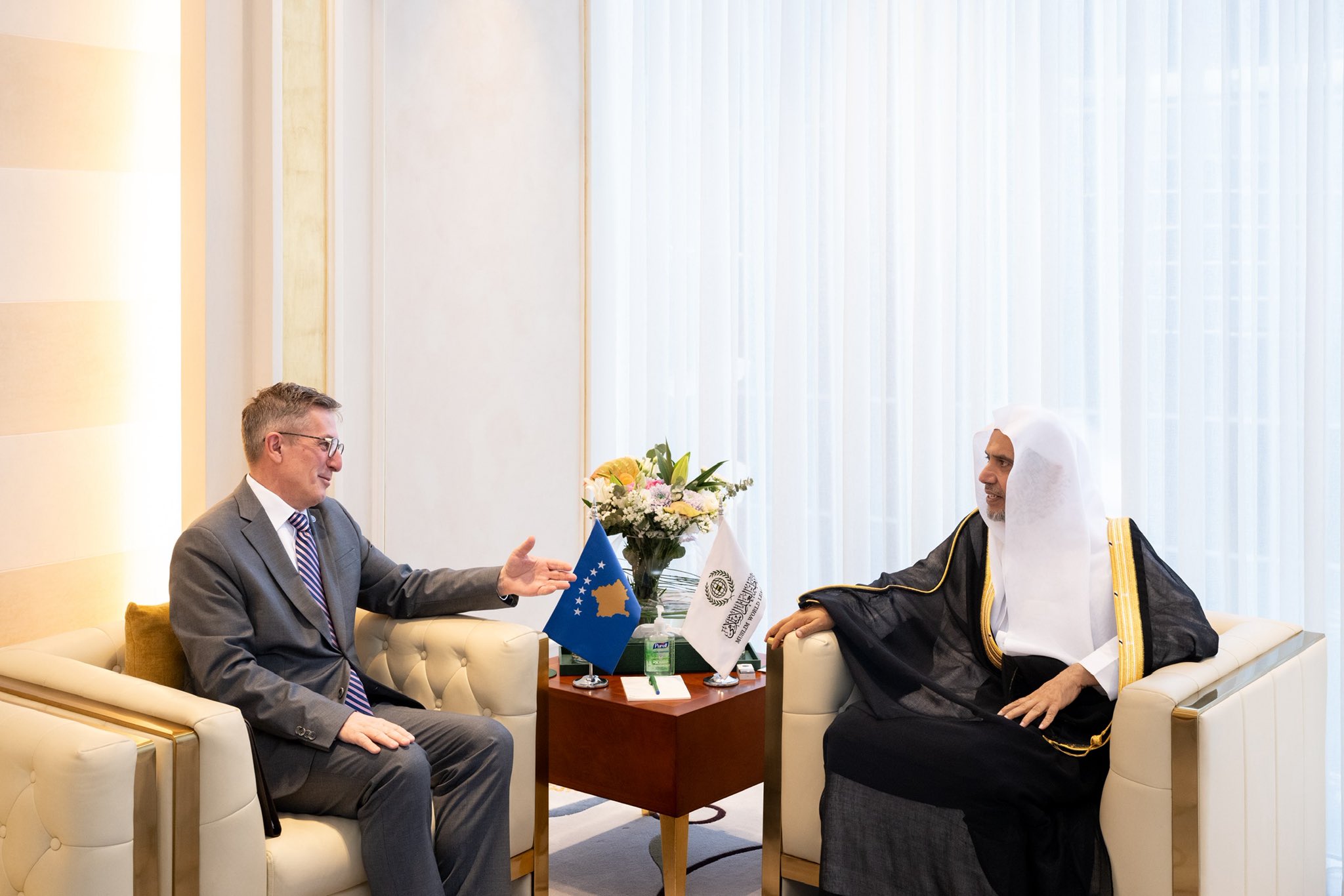 ‏التقى معالي الأمين العام، رئيس هيئة علماء المسلمين، فضيلة الشيخ د.⁧‫محمد العيسى‬⁩ ⁦‬⁩، في مكتبه، سعادة سفير جمهورية كوسوفو لدى المملكة العربية السعودية، السيد لولزيم مييكو. ‏وجرى خلال اللقاءِ مناقشةُ عددٍ من الموضوعات ذات الاهتمام المُشترَك.