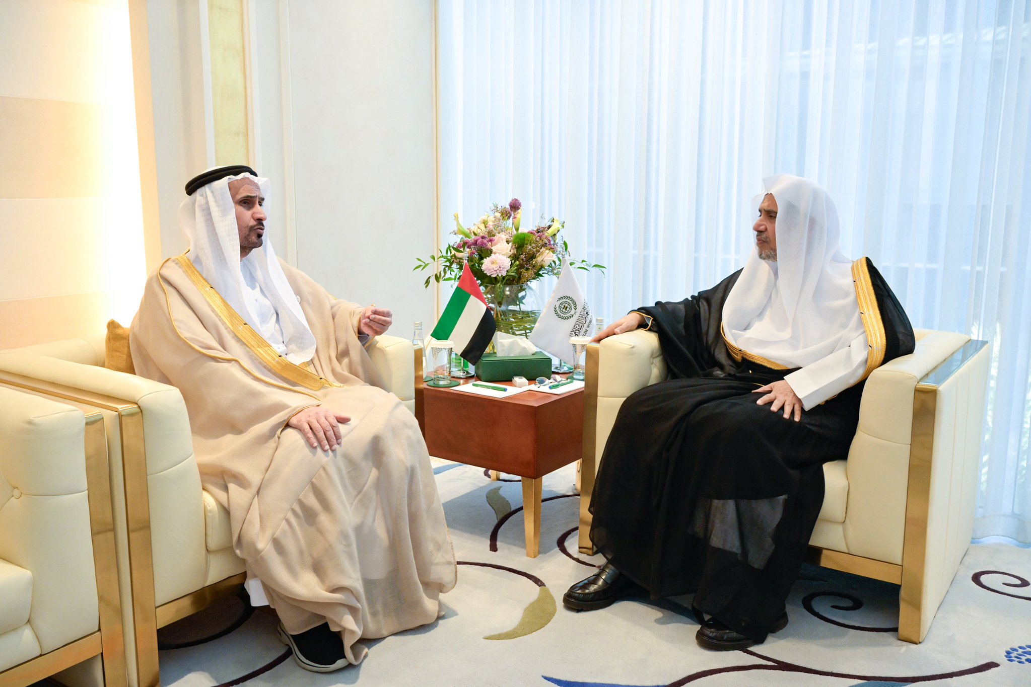 استقبل معالي الأمين العام، رئيس هيئة علماء المسلمين، الشيخ د.⁧‫محمد العيسى‬⁩ ⁦‬⁩، في مكتبه بالرياض، ظُهر اليوم، سعادةَ سفيرِ دولةِ الإمارات العربية المتحدة لدى المملكة العربية السعودية، السيد مطر سالم الظاهري