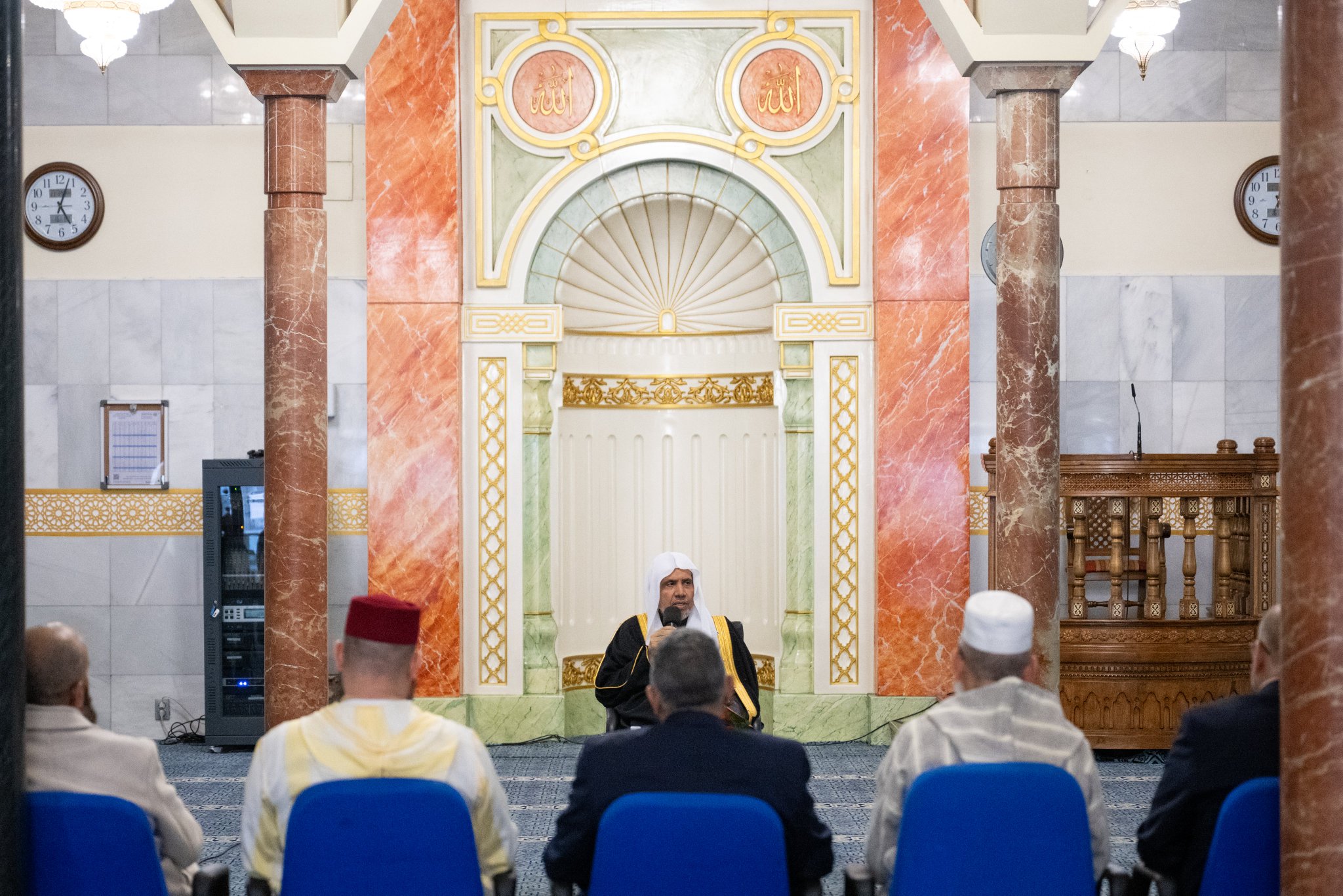 ‏التقى معالي الأمين العام، رئيس هيئة علماء المسلمين، الشيخ د.⁧‫محمد العيسى‬⁩ ⁦‪‬⁩، في مسجد مركز ⁧‫رابطة العالم الإسلامي‬⁩ بالعاصمة "مدريد"، مسؤولي العمل الإسلامي في عموم إسبانيا بمختلف تنوعهم