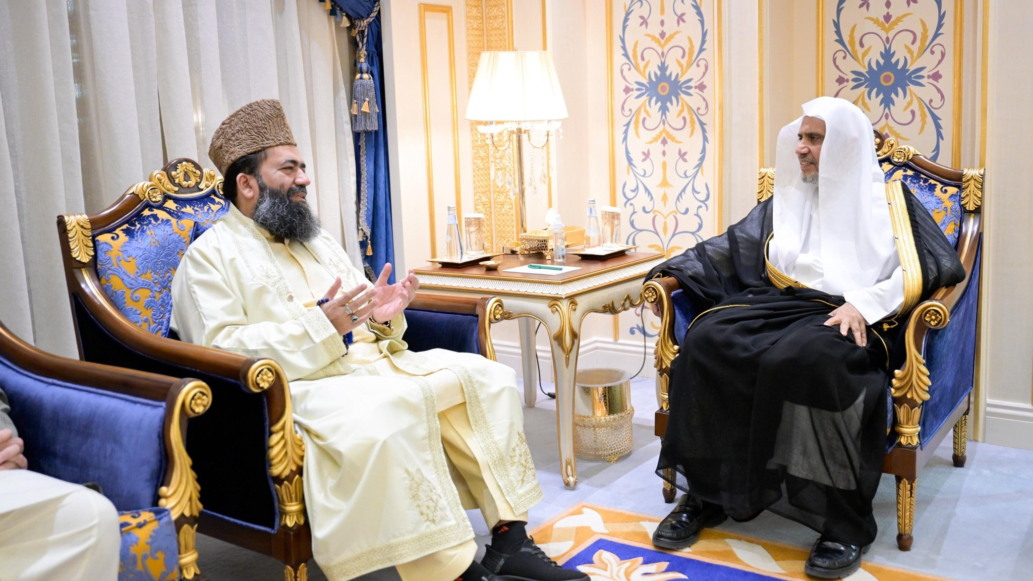 استقبل معالي الأمين العام، رئيس هيئة علماء المسلمين، فضيلة الشيخ د.⁧‫محمد العيسى‬⁩ ‬⁩، فضيلةَ الإمام الأكبر لجامع لاهور الكبير، رئيس منظمة أئمّة ومجلس علماء باكستان، رئيس لجنة رؤية الهلال المركزية بجمهورية باكستان الإسلامية، الشيخ عبدالخبير آزاد