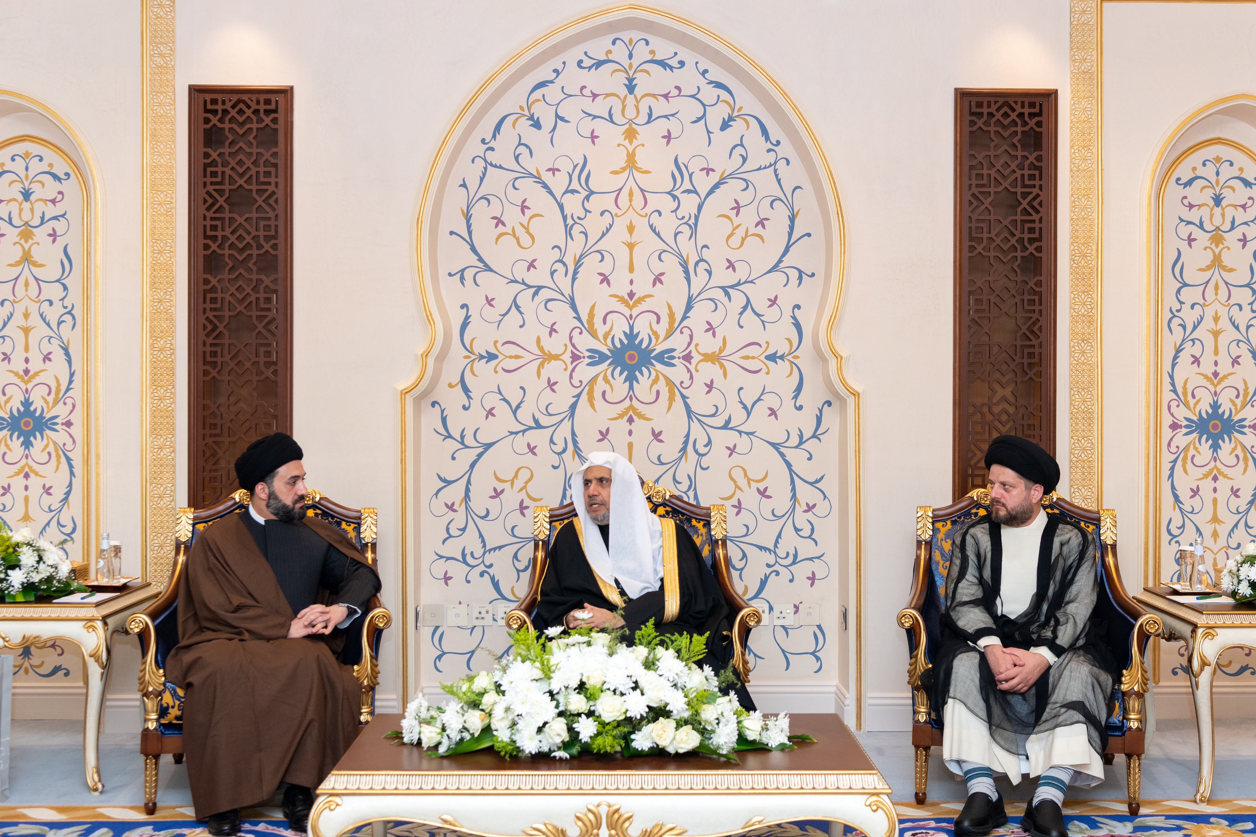 استقبلَ معالي الأمين العام، رئيس هيئة علماء المسلمين، فضيلة الشيخ د.⁧‫محمد العيسى‬⁩، في مقرِّ الرابطة بمكة المكرمة، عددًا من قيادات دار العلم للإمام الخوئي؛ فضيلة الدكتور السيد جواد الخوئي، وفضيلة الدكتور السيد زيد بحر العلوم، والدكتور كريم مؤمن