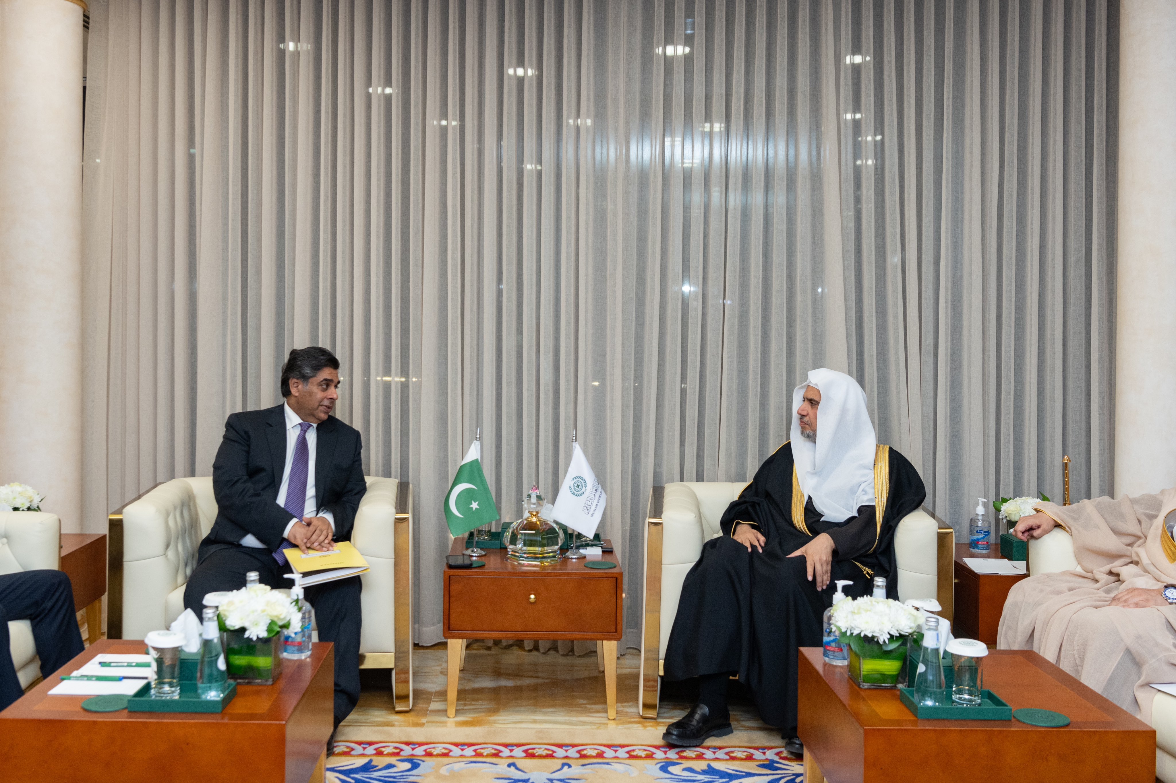 En Riad, el Sheij Mohammed Al-Issa, Secretario General de la LMI y presidente de la Comisión de Ulemas Musulmanes, se reunió con el Sr. Gohar Ejaz, Ministro Federal de Comercio, Industria e Inversiones, y Ministro del Interior de Pakistán