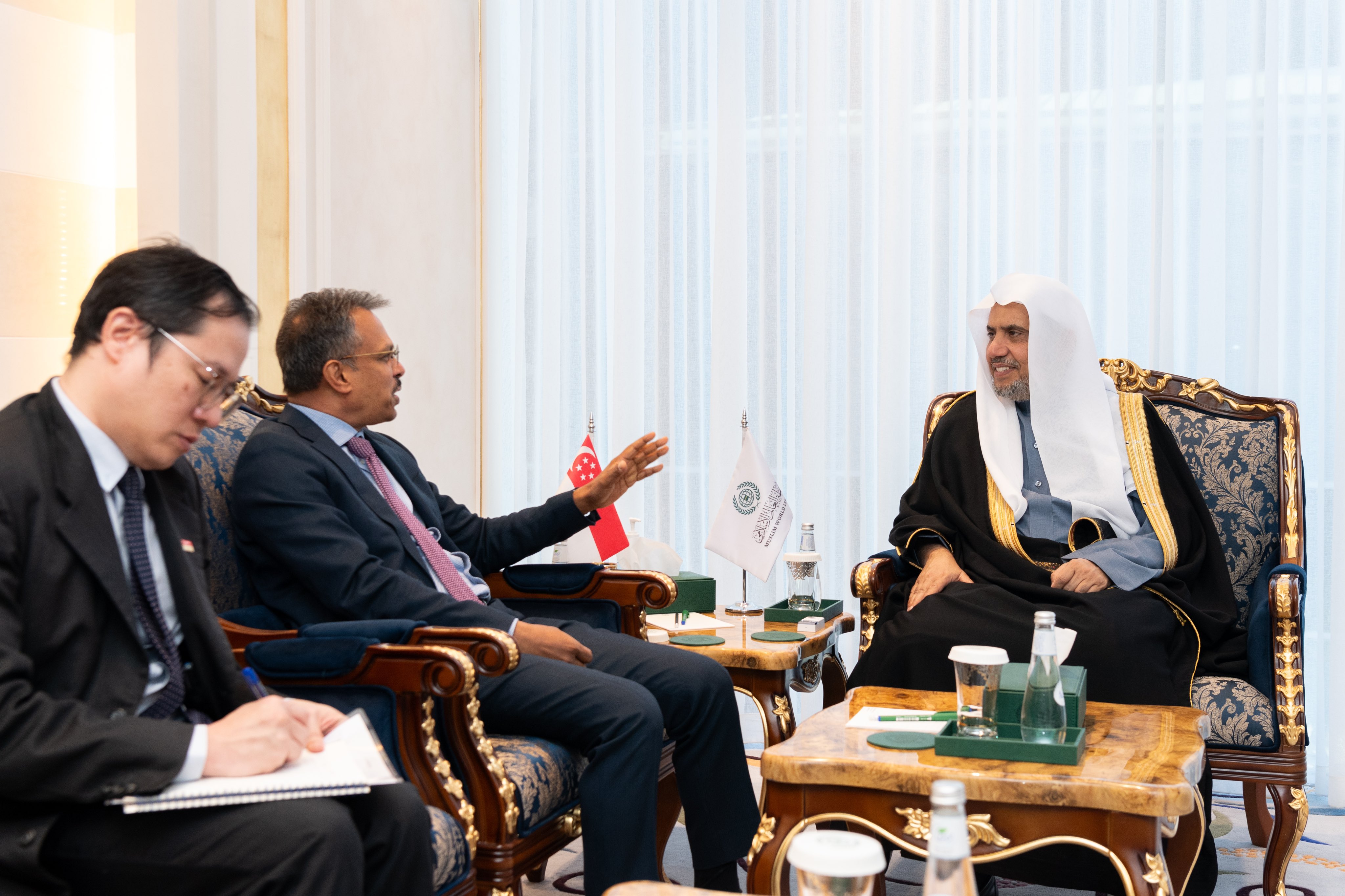 El Secretario General, presidente de la Comisión de Ulemas Musulmanes, el Sheij Mohammed Al-Issa, recibió en Riad al Embajador de la República de Singapur ante el Reino de Arabia Saudita