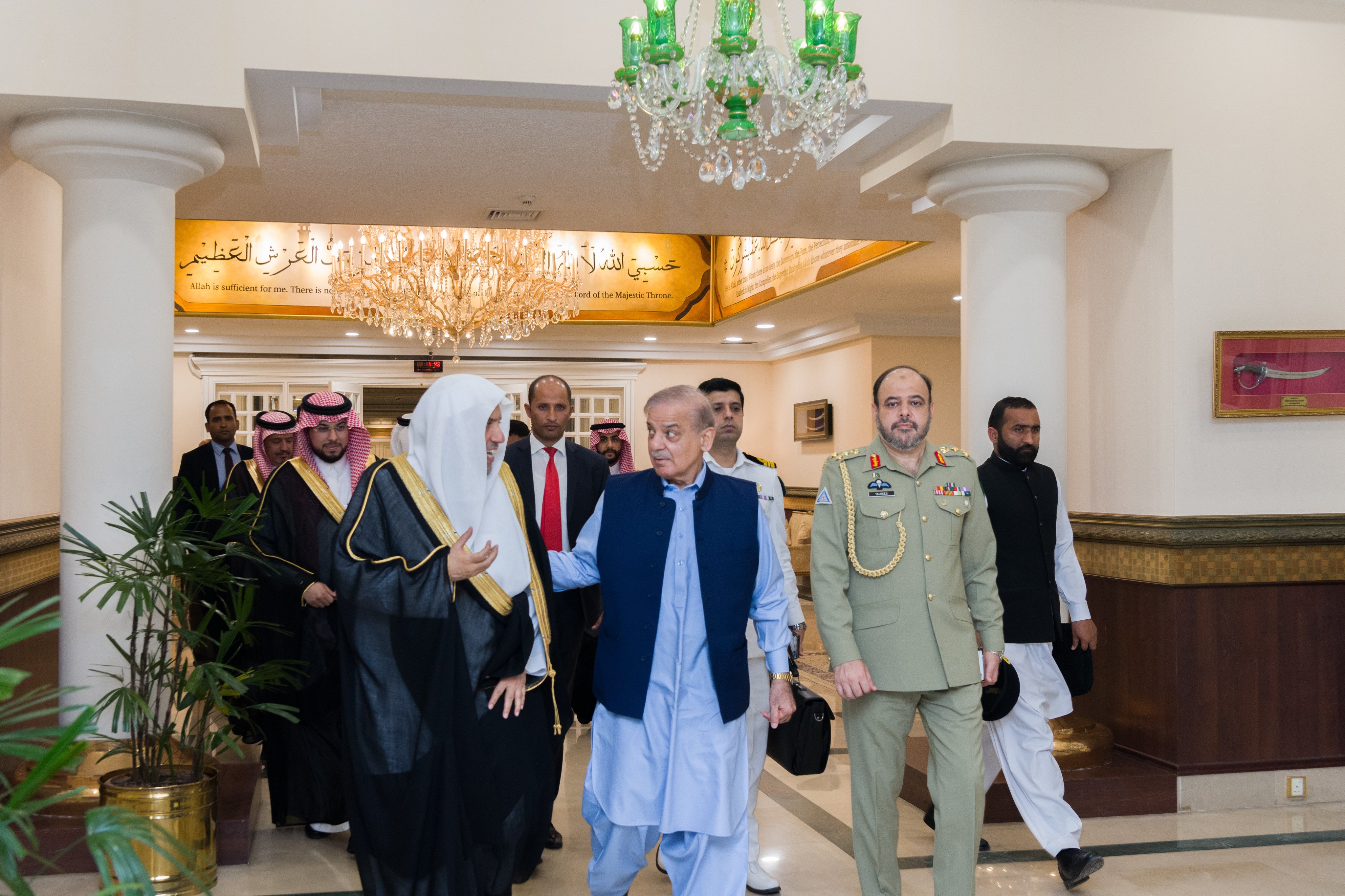 El Primer Ministro de la República Islámica de Pakistán, Sr. Muhammad Shahbaz Sharif, recibió hoy en su oficina en la capital, Islamabad, al Secretario General y Presidente de la Comisión de Ulemas Musulmanes, Sheij Mohammed Al-Issa.