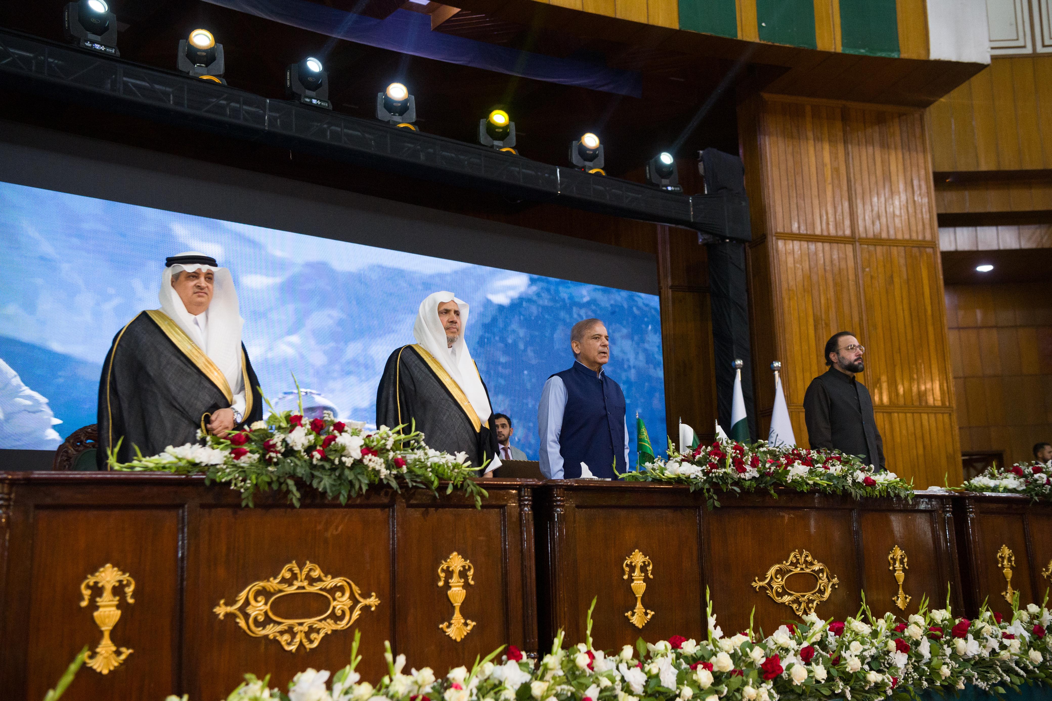 جناب بزرگوار نخست وزیر پاکستان آقای محمد شهباز شریف و جناب دبیر کل، آقای دکتر شیخ محمد العیسی در پایتخت اسلام آباد، ، در مراسم اختتامیه تجلیل از برگزیدگان مسابقه سالانه قرآنی حافظان جوان زیر ده سال