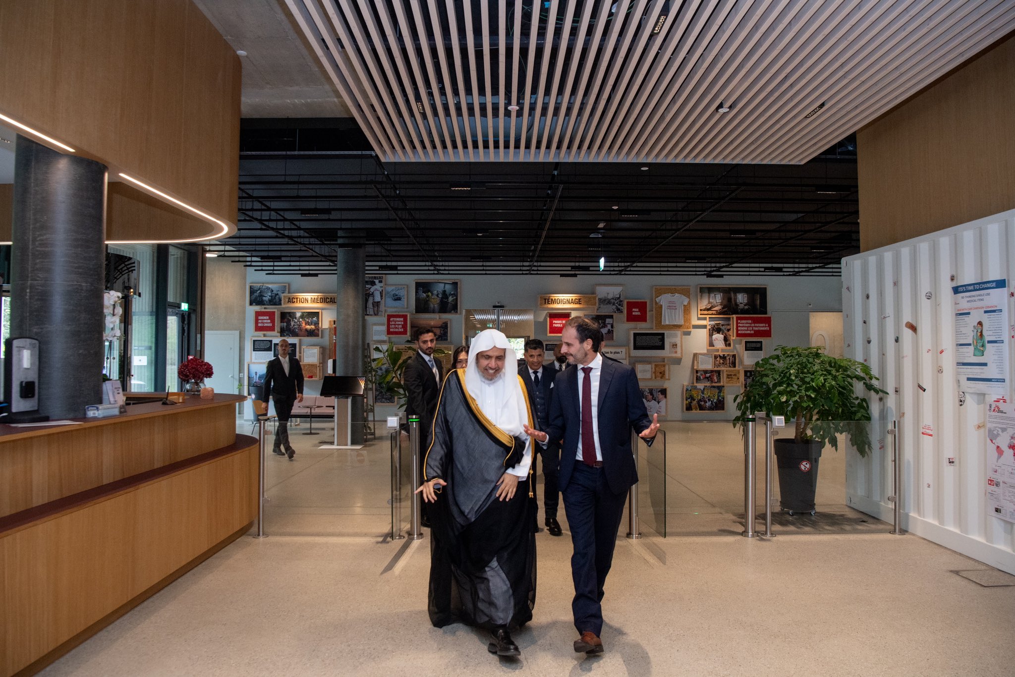 آقای کریستوس کریستو، رئیس سازمان «پزشکان بدون مرز»، در مقر این سازمان در ژنو از جناب دكتى شیخ  محمد العیسی ،   دبیرکل و رئیس انجمن علمای مسلمان، استقبال کرد.