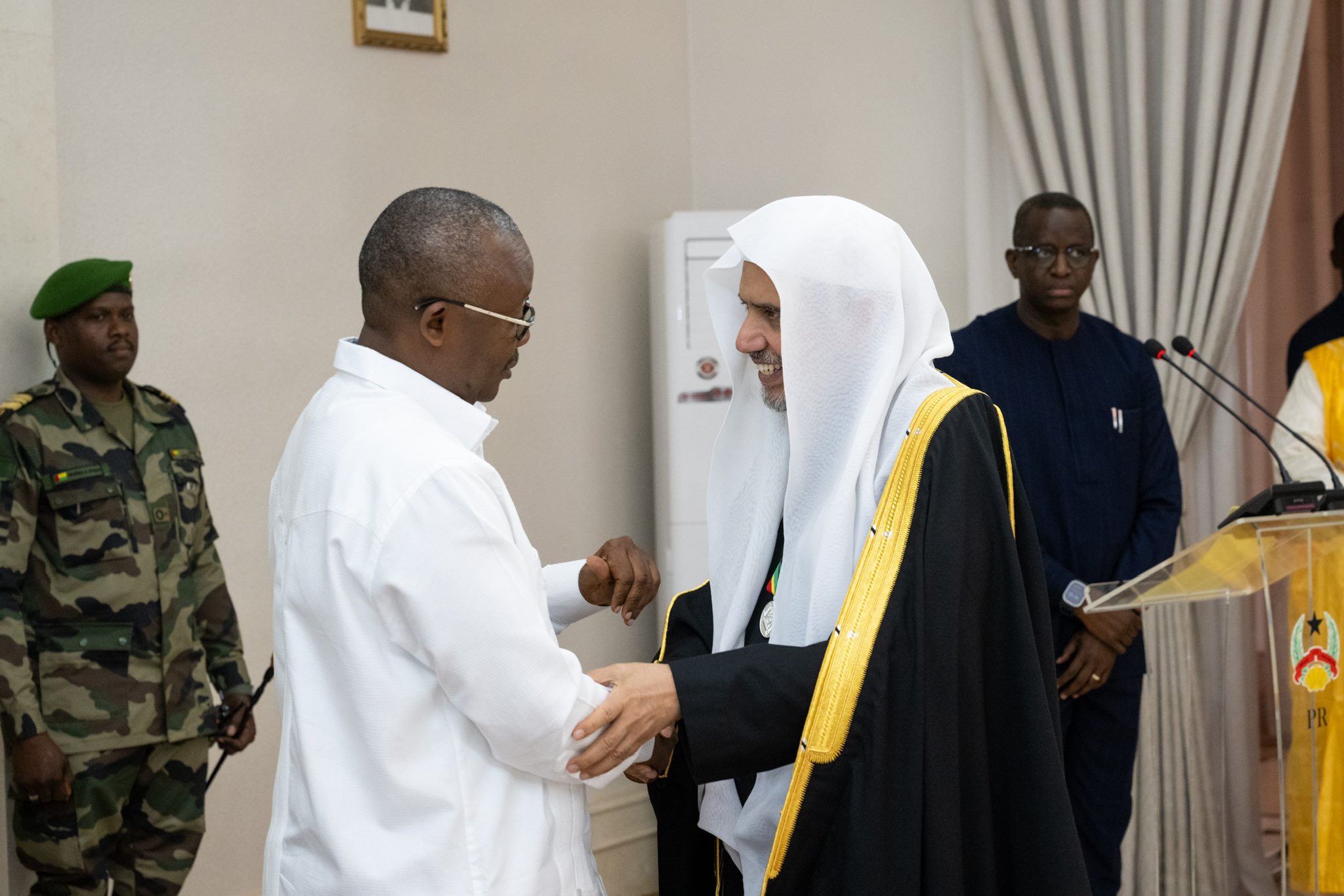 En el Palacio Presidencial de la capital, Bisáu, el Sr. Umaro Sissoco Embaló, Presidente de la República de Guinea-Bisáu, otorgó al Secretario General, Presidente de la Comisión de Ulemas, Sheij Mohammed Al-Issa