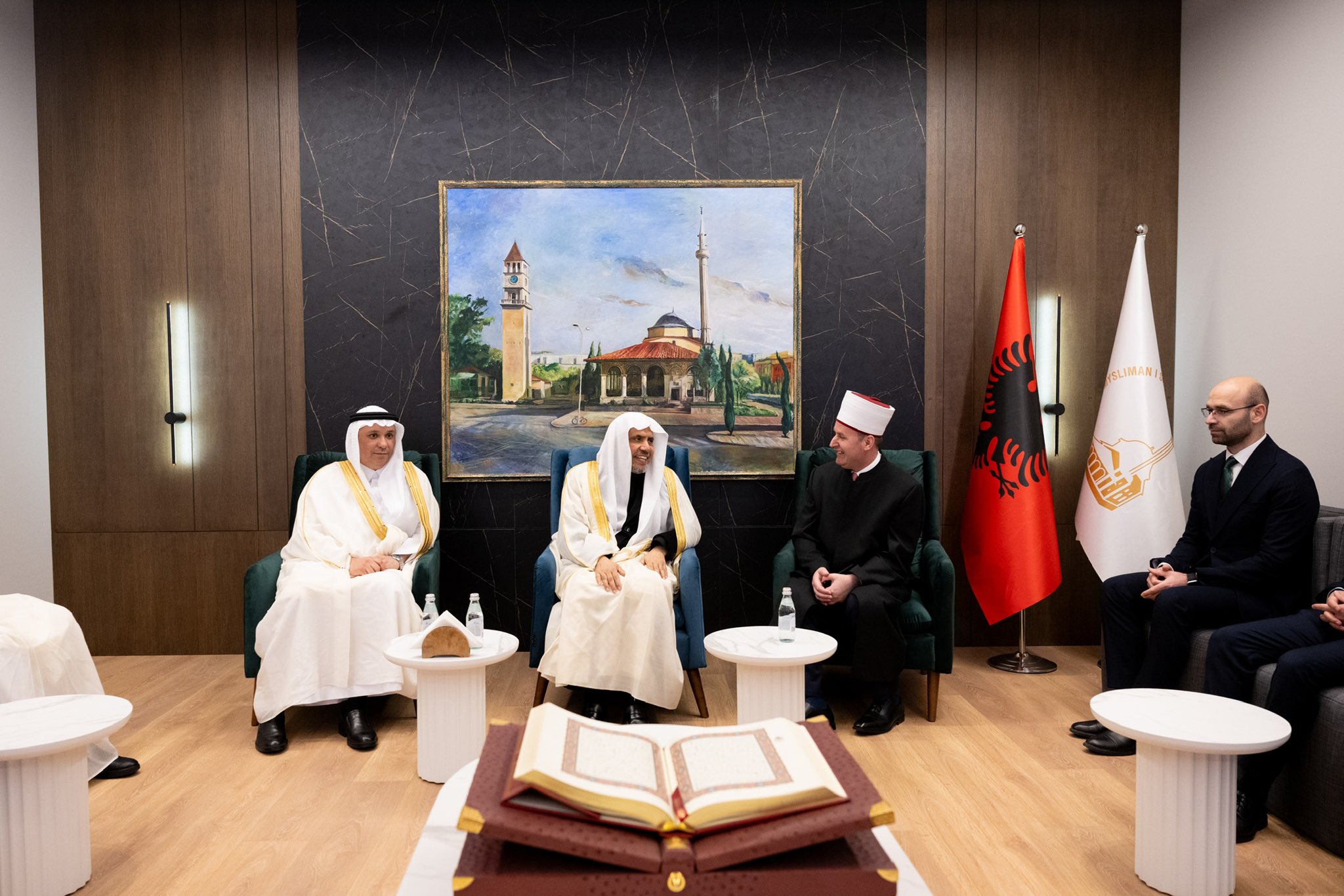 Setelah menjadi imam dan menyampaikan khutbah Idul Fitri, Yang Mulia Sekretaris Jenderal LMD, Ketua Organisasi Ulama Muslim, Syekh Dr. Mohammed Alissa, mengunjungi Markas Mashyakhah Isalm Albania di ibu kota Tirana