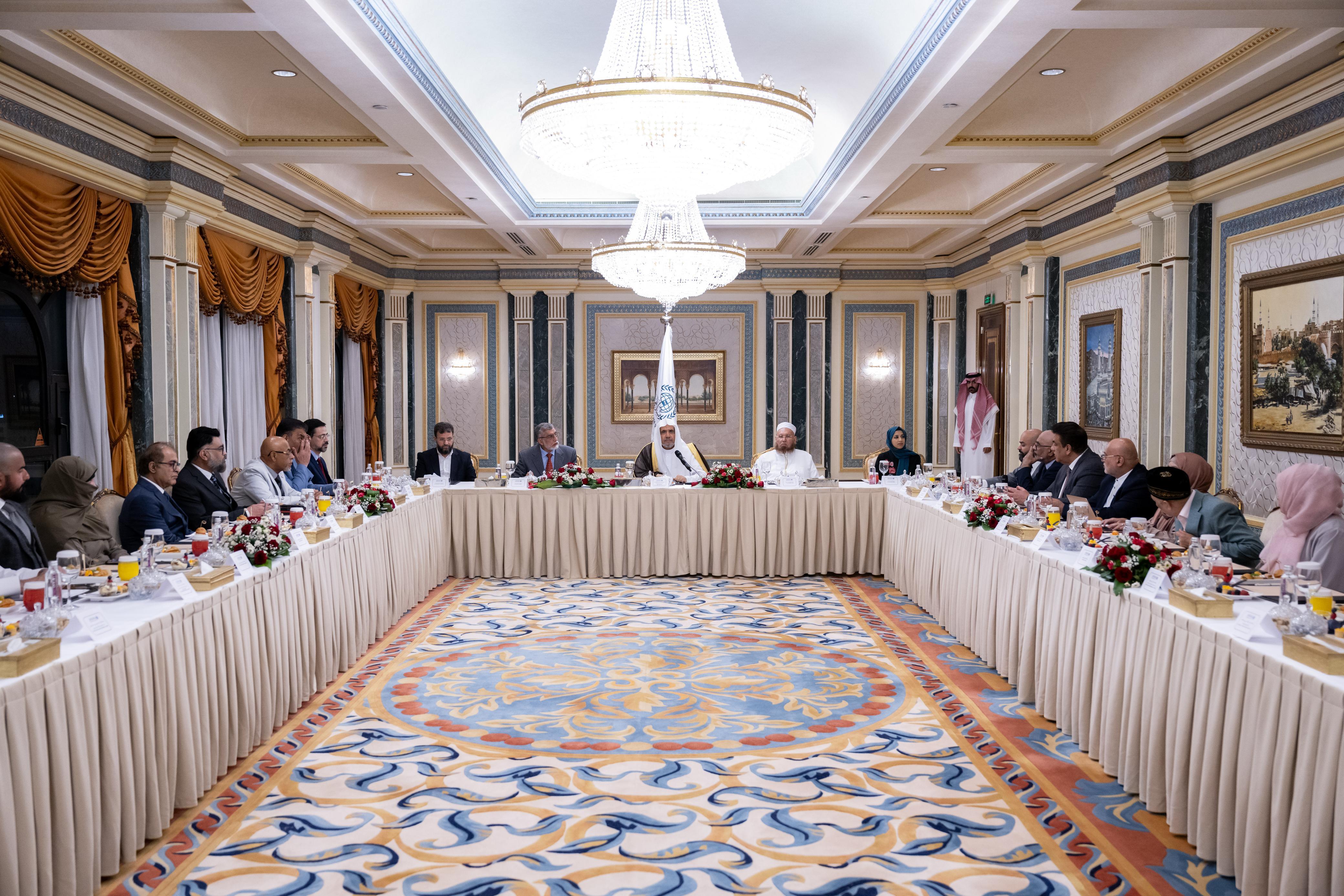 القيادات الإسلامية البريطانية تلتقي الأمين العام لرابطة العالم الإسلامي في المدينة المنورة