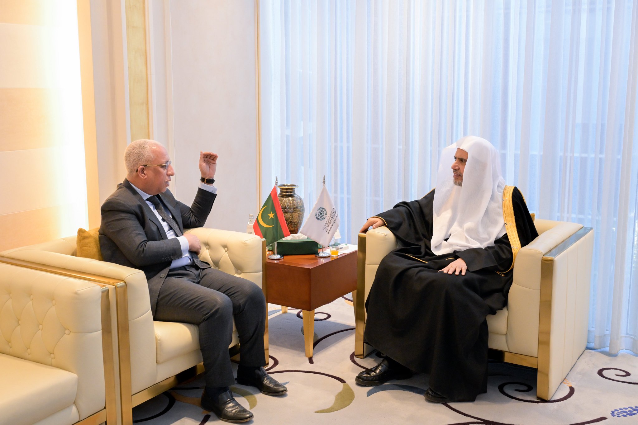 ‏التقى معالي الأمين العام، رئيس هيئة علماء المسلمين، الشيخ د.⁧‫محمد العيسى‬⁩ ‬⁩، سعادةَ سفير الجمهورية الإسلامية الموريتانية لدى المملكة العربية السعودية، السيد المختار ولد داهي