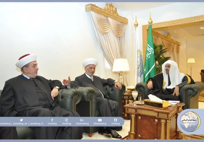 ‏معالي الأمين مستقبلاً سماحة مفتي لبنان، وجمعاً من العلماء اللبنانيين، اللذين يزورون المملكة بدعوة من الرابطة 