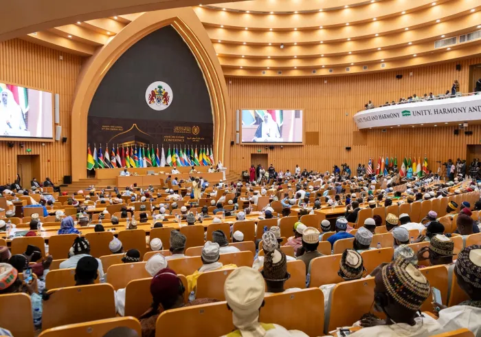 Setelah mengadopsi isinya dalam kurikulum agama dan melatih para imam di Asia, Afrika, dan Amerika, Liga Dunia Muslim menghargai interaksi Islam dan internasional yang hebat untuk referensi Dokumen Al-Mukarramah Makkah.