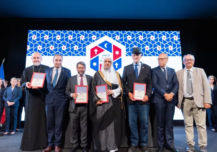 ‏في لحظة تاريخية: توقيع (اتفاقية باريس للعائلة الإبراهيمية) بحضور القيادات الدينية الفرنسية : اليهودية والكاثوليكية والأرثوذكسية والبروتستانتية بتنظيم ومشاركة وتوقيع معالي أمين ⁧‫#رابطة_العالم_الإسلامي‬⁩ ودعم مؤسسة إسلام ⁧‫#فرنسا‬⁩، حيث تضمنت عدداً من الموضوعات ذات الصلة بالقيم المشتركة.