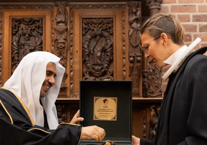 Le D.Mohammad Alissa durant une remise de cadeau à la responsable de la cathédrale Roskilde, qui est officiellement celle de la famille royale danoise dans le cadre des relations de l’entraide entre les adeptes des religions des cultures basées sur les dénominateurs communs.
