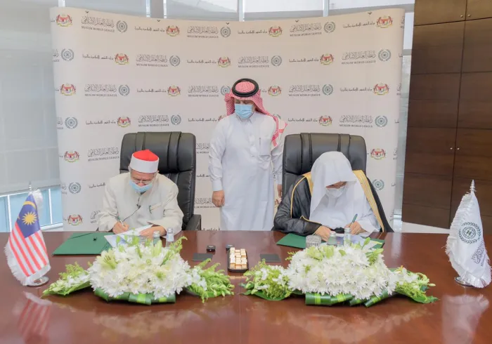 رابطة العالم الإسلامي ووزارة الشؤون الإسلامية الماليزية توقعان مذكرة تعاون وتؤكدان على تفعيل مضامين وثيقة مكة المكرمة