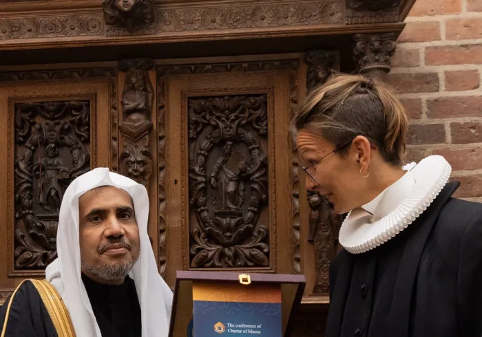 Parmi ses rencontres avec les responsables politiques, religieux le D.Mohammad Alissa a visité la cathédrale Roskilde qui est l’église officielle de la famille royale danoise où il a remis  La Charte de La Mecque qui prône l’entraide entre les adeptes des religions.