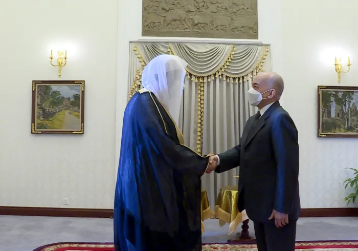 جلالة ملك كمبوديا نورودوم سيهاموني، يستقبل معالي الأمين العام الشيخ د. محمد العيسى‬⁩.