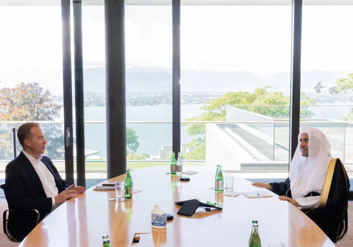 ‏رئيس منتدى الاقتصاد العالميّ السيد بورج براندي يستضيف معالي الشيخ د. محمد العيسى‬⁩ في مقر المنتدى بجنيف