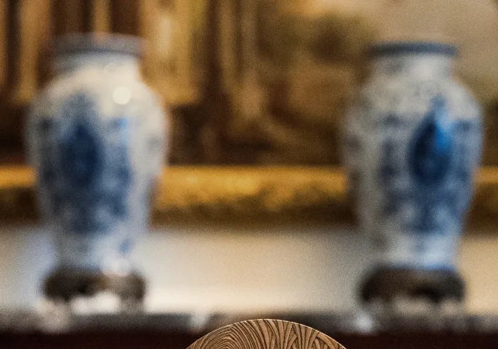 فرانسیسی برنارڈنس کالج  نے عزت مآب شیخ ڈاکٹر محمد العیسی کو امن اور یکجہتی کے فروغ  کے لئے ان کی کوششوں کے اعتراف میں  میڈل سے نوازاہے