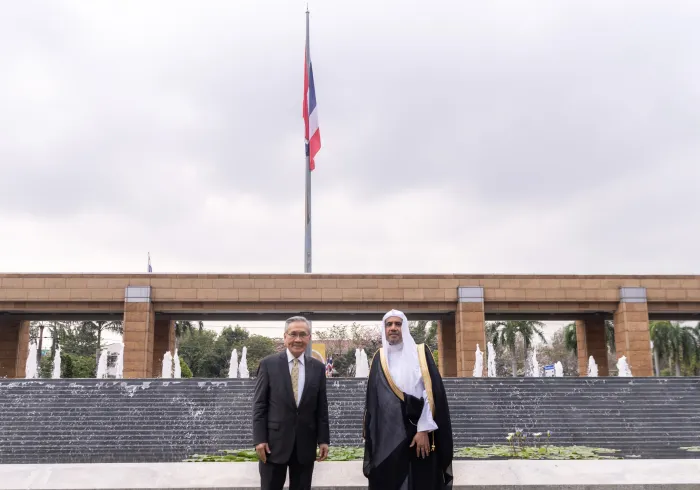 تلبية لدعوة من الحكومة التايلندية تتضمن اللقاء برئيس الوزراء، ورئيس البرلمان، وبعض الوزراء، وقيادات أتباع الأديان