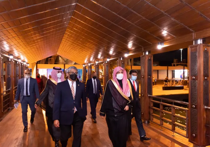 تلبية لدعوةٍ من فخامة رئيس جمهورية المالديف‬⁩ وصل وفد رابطة العالم الإسلامي‬⁩ برئاسة معالي الشيخ د.محمد العيسى‬⁩ إلى العاصمة "ماليه"