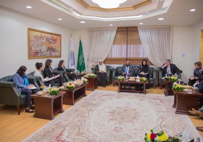 ‏معالي الأمين العام لرابطة العالم الإسلامي الشيخ د. محمد العيسى، يلتقي في حوارٍ موسع وفدَ خريجي الأمن القومي للزمالة للمعهد الأمريكي للدفاع عن الديمقراطيات 