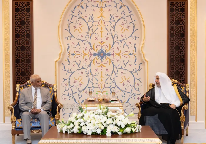 استقبل معالي الأمين العام رئيس هيئة علماء المسلمين الشيخ د.محمد العيسى‬⁩ في مقر الرابطة بمكة المكرمة، معالي المبعوث الخاص لفخامة رئيس جمهورية سريلانكا السيد نصير أحمد