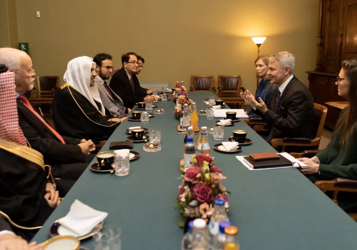 Le Ministre des affaires étrangères de Finlande reçoit MohammadAlissa â Helsinki où il l’a félicité pour ses initiatives en ce qui concerne la promotion de l’intégration dans les sociétés pluralistes et diversifiées.