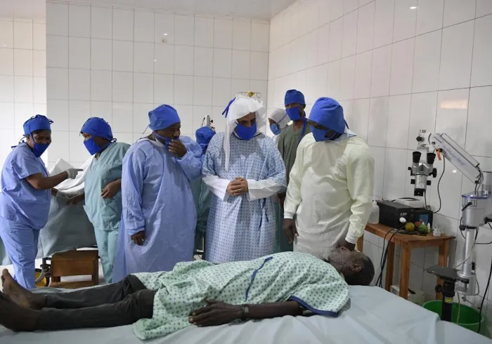 د. العيسى يشرف على برامج الرابطة لمكافحة العمى في أفريقيا.. ويزور مراكز الرعاية الاجتماعية في بوروندي