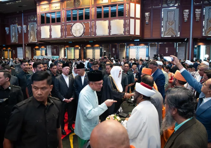 "المؤتمر الدولي للقادة الدينيين"؛ يحمل المؤتمرُ شعارَ "تعزيز الوئام بين أتباع الأديان"؛ وسيناقِش محاورَ عِدّة، تتعلَّق بالتسامُح والوسطيَّة والتعليم وبناء الجسور والمُشتركات الجامعة.