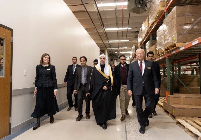 D.Mohammad Alissa assiste à un type d’aide humanitaire menée par des mormons dans l’Utah qui comprend des usines alimentaires et de fabrication de vêtements afin de les distribuer aux nécessiteux dans tous les États -Unis.