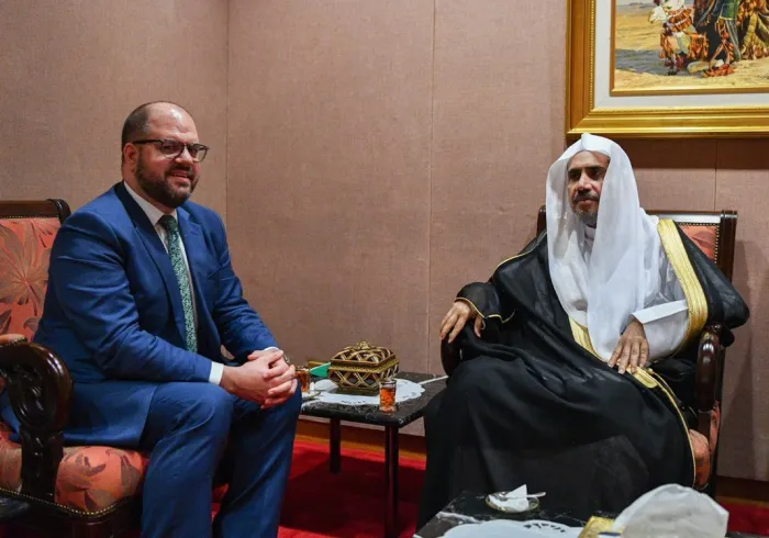 معالي أمين عام ⁧رابطة العالم الإسلامي⁩ الشيخ د. ⁧محمد العيسى⁩ مستقبلاً القنصل العام للولايات المتحدة الأمريكية بالمملكة العربية ⁧السعودية⁠ ⁠⁩ السيد راين كليها، وقد جرى خلال اللقاء استعراض الموضوعات ذات الاهتمام المشترك.