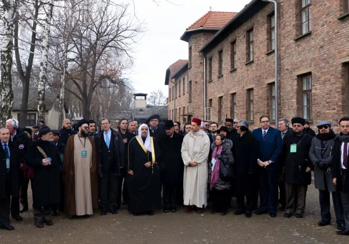 گذشتہ سال اس ماہ میں ڈاکٹر محمد العیسی نےنامورعلماء کے ایک وفد کی قیادت کی،جس نے بوسنیا میں #Srebrenica اور پولینڈ #AUSCHWITZ میں اجتماعی قتل عام کیمپ کے دورے کئے