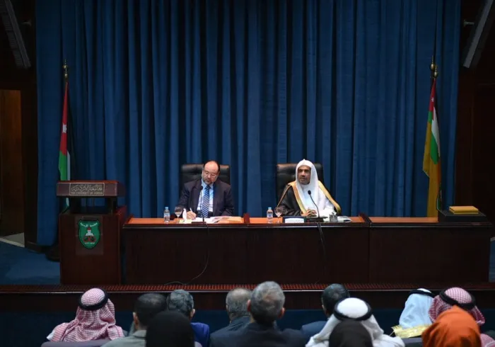 ‏بحضور معالي مدير الجامعة وأعضاء هيئة التدريس، معالي الأمين العام لرابطة العالم الإسلامي الشيخ د. محمد العيسى، يحاضر في الجامعة الأردنية 