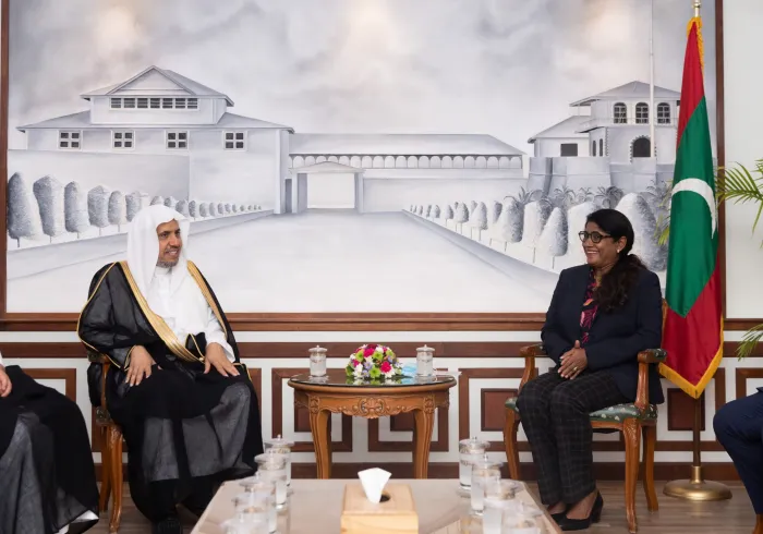 التقى معالي الشيخ د. محمد العيسى‬⁩ بوزيرة الدفاع في جمهورية المالديف السيدة: ماريا أحمد دي دي وبعددٍ من القيادات في الوزارة