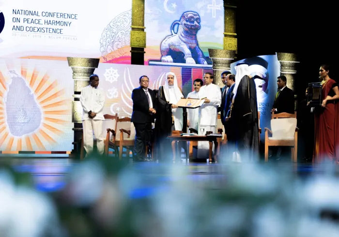 سری لنکا کے صدر محترم شیخ ڈاکٹر محمد العیسی کو حالیہ دہشت گردی کے واقعات کے پس منظر میں جمہوریہ سری لنکا میں مذہبی اورنسلی امن کے فروغ کی کوششوں کے اعتراف میں ریاستی تمغہ پیش کررہے ہیں